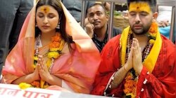 परिणीति चोपड़ा ने राघव चड्ढा संग किए महाकाल के दर्शन, सिर पर पल्लू रखकर की आरती