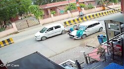 तेज रफ्तार कार ने दो महिलाओं को उड़ाया, रोंगटे खड़े करने वाला वीडियो देखिए...