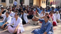 4 महीने से नहीं मिली सैलरी, भिवानी में HKRN स्वास्थ्य कर्मचारियों का जोरदार प्रदर्शन