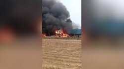 हमीरपुर में हाईटेंशन तार से टकराकर धूं धूं कर जला ट्रक, टायर फटने से हुए कई धमाके, खलासी की मौत