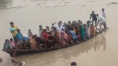 अररिया के बांडोब गांव में बाकरा नदी पार करते हुए रोज दांव पर लगती है जिंदगी