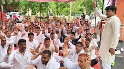 सरकार के खिलाफ सड़क पर उतरे बिजली कर्मचारी, अनिल विज के घर घेराव की दी चेतावनी