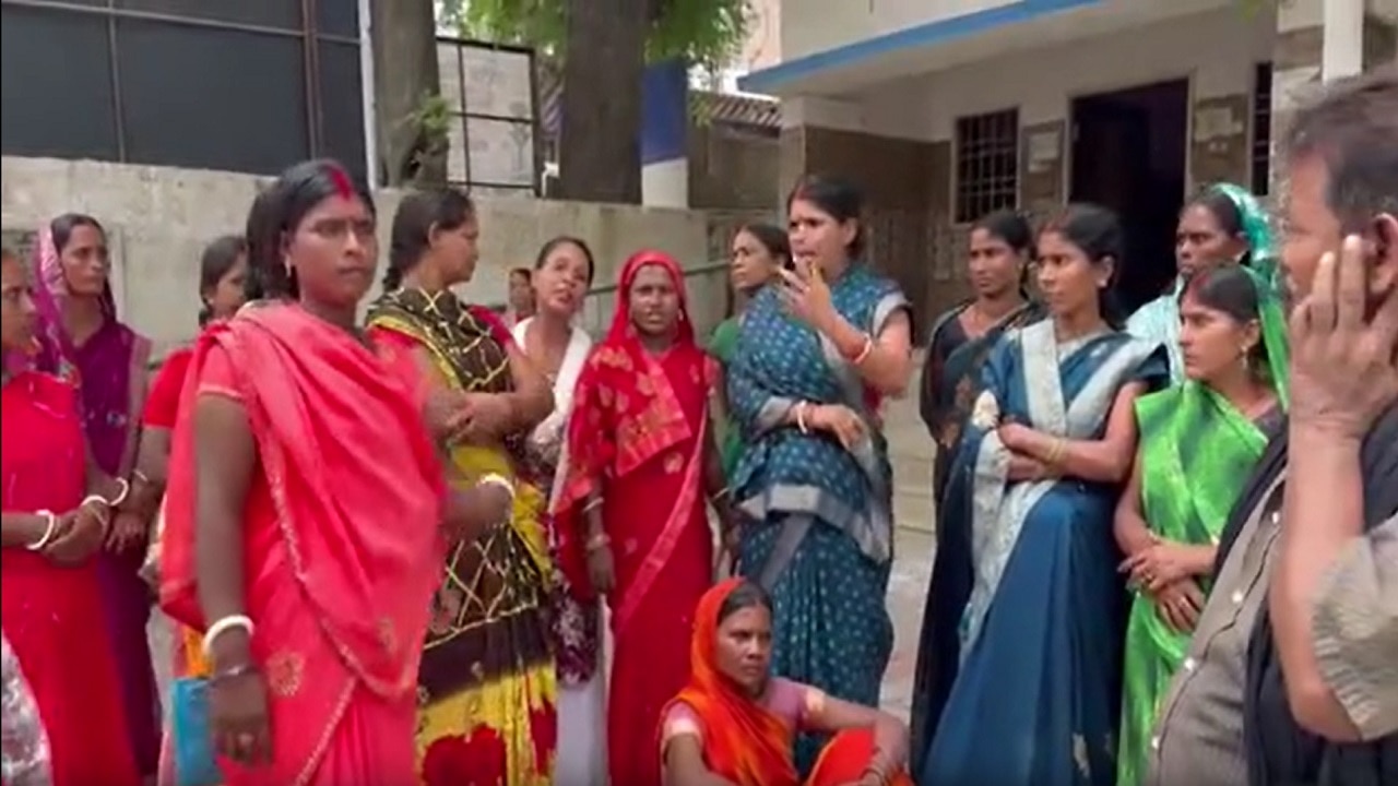 'को-एड स्कूल में सुरक्षित नहीं हमारी बेटियां', पीएम श्री योजना के तहत स्कूल ट्रांसफर पर नवादा में हंगामा