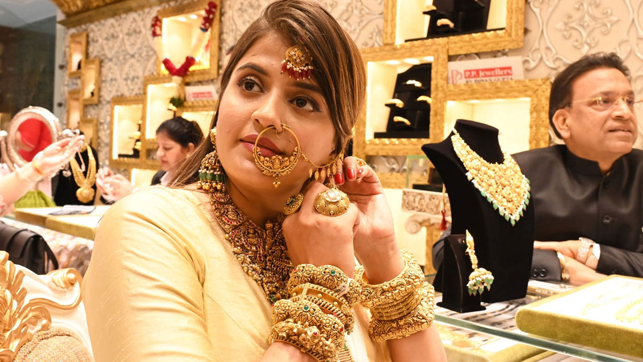 Gold Price: गिरावट से जूझ रहे सोने ने लगातार दूसरे दिन लगाई छलांग, चढ़कर यहां पहुंचा 10 ग्राम का रेट