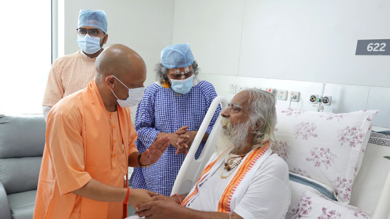 मुख्यमंत्री योगी आदित्यनाथ ने जाना महंत नृत्य गोपाल दास का हालचाल, लखनऊ के मेदांता अस्पताल में थे भर्ती