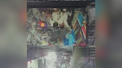 एटा में दबंगों की गुंडई! उधार के रुपये मांगने पर व्यापारी को बेरहमी से पीटा, वीडियो आया सामने