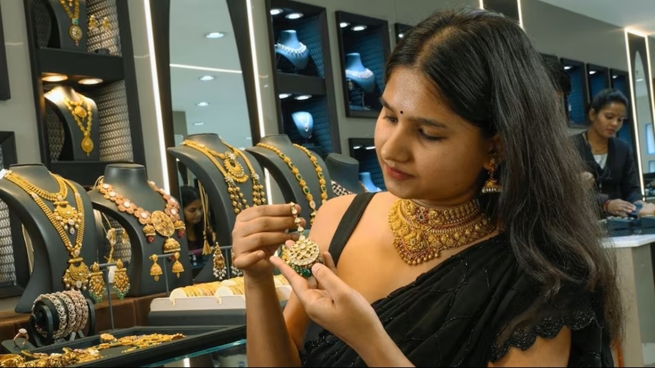 Gold Rate: अमेरिका से आई एक खबर और ₹6700 से अधिक चढ़ गया सोना,चांदी ₹17000 रुपये की तेजी लौटी, कहां पहुंचा 10 ग्राम गोल्ड का भाव