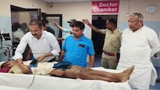 सड़क किनारे तड़प रहा था घायल, भीड़ बना रही थी वीडियो, JDU सांसद ने अस्पताल पहुंचाया