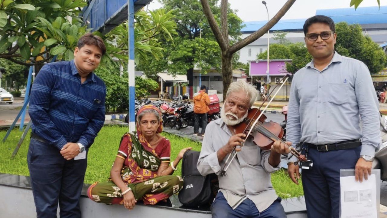 आनंद महिंद्रा ने ढूंढ ही लिया फुटपाथ पर वायलिन बजाने वाला बुजुर्ग आर्टिस्ट, अब ये Video जीत रहा दिल