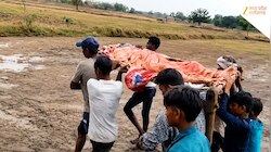 रीवा में सड़क नहीं,  2 किमी तक मरीज को खटिया पर ढोते रहे, महिला की मौत