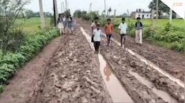 पहली ही बारिश में दलदल बनी सड़क, घुटने भर कीचड़ से होकर स्कूल जाने को मजबूर बच्चे