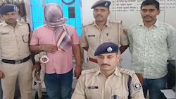 बक्सरः अपराधी वरुण मिश्रा के घर पर छापेमारी, भारी मात्रा में अवैध हथियार बरामद