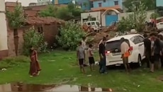 सहयोग शिविर से लौट रहीं DM की गाड़ी कीचड़ में फंसी, ग्रामीणों ने धक्का देकर निकाला