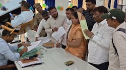 समाधान दिवस बना रील दिवस! फरियादियों के बीच मोबाइल में खोए अधिकारी, अब होगी कार्रवाई
