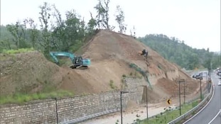दिल्ली-देहरादून एक्सप्रेसवे पर मानसून की चुनौती, सड़क पर गिरा मलबा