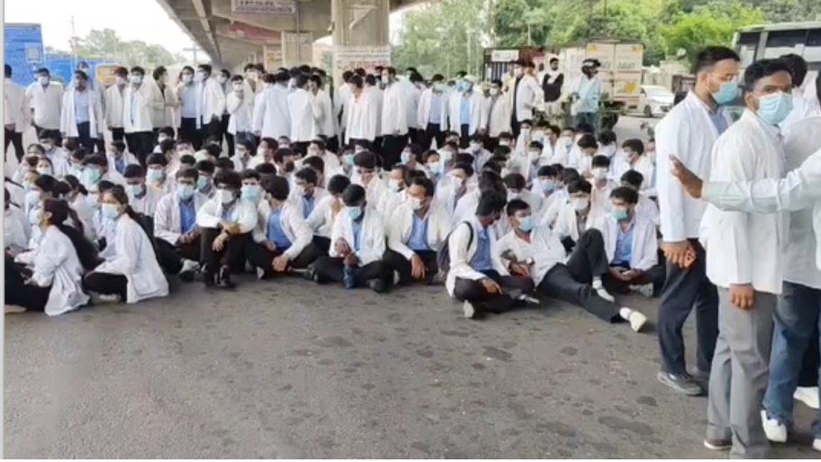 'हॉस्टल नहीं, जेल है कॉलेज...' लखनऊ  में मेडिकल कॉलेज के छात्रों का फूटा गुस्सा, प्रबंधन पर लगाए गंभीर आरोप