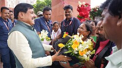 CM मोहन ने 10 साल बाद दिया प्रमोशन, गदगद हुए कर्मचारी; ढोल-नगाड़ों से किया स्वागत