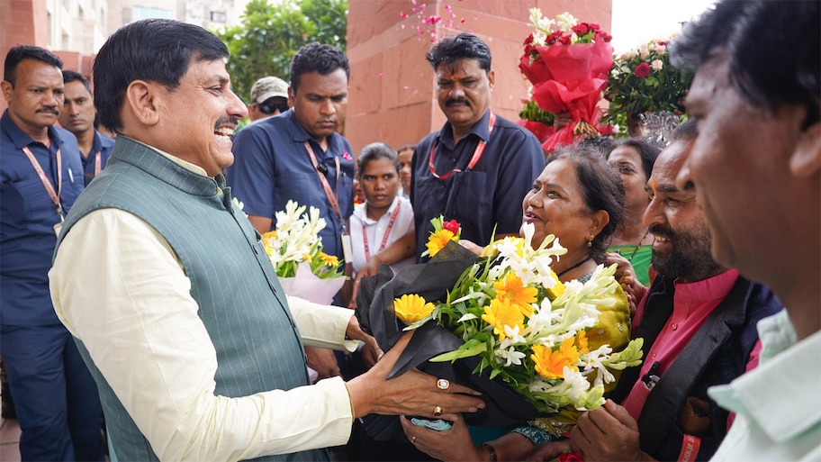 CM मोहन यादव ने कर्मचारियों को दी बड़ी सौगात, 10 साल बाद शुरू की प्रमोशन की प्रक्रिया; मंत्रालय में हुआ जोरदार स्वागत