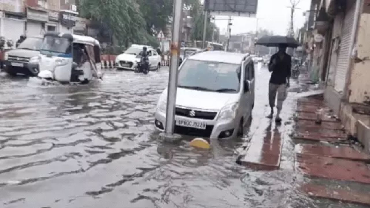 पहली बारिश में ही डूब गई आगरा की VIP रोड, एयरफोर्स गेट और सांसद आवास तक जलभराव, स्मार्ट सिटी की खुली पोल! पहली बारिश में ही डूब गई आगरा की VIP रोड, एयरफोर्स गेट और सांसद आवास तक जलभराव, स्मार्ट सिटी की खुली पोल!