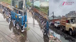 Delhi में जलभराव से बचने के लिए ट्रांसफॉर्मर का सहारा लेती दिखीं छात्राएं