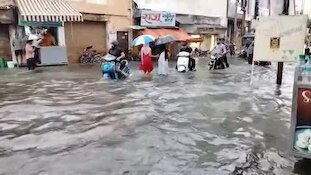 संभल में मूसलाधार बारिश, जलभराव के पानी में डूबा शहर; सफाई की पोल खोलती तस्वीर