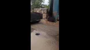 सड़क पानी-पानी, फिर भी रोड पर रोलर…बारिश के बीच ग्रेटर नोएडा में निर्माण कार्य से सब हैरान! वीडियो वायरल देख क्या कहेंगे आप?