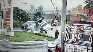 बोलेरो पिकअप ने कार को सामने से मारी जोरदार टक्कर, CCTV में कैद हुआ हादसा