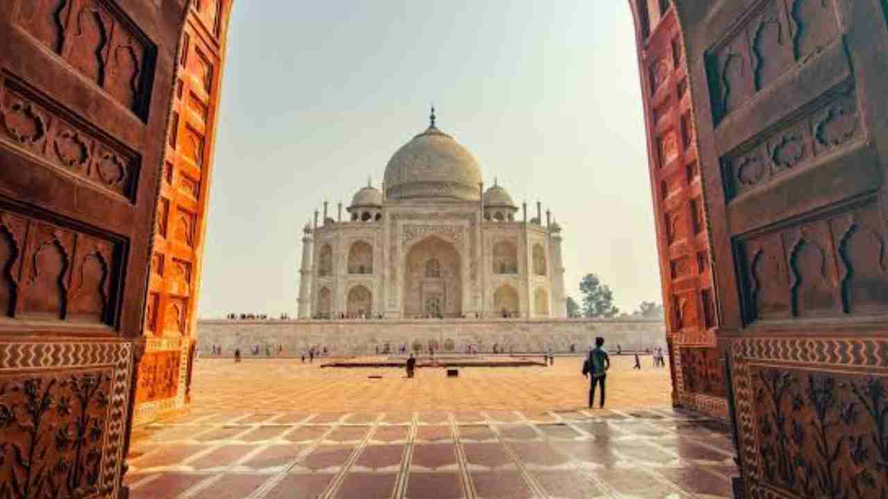 ताजमहल में पूजा की इजाजत और मुफ्त एंट्री की मांग, अदालत ने ट्रांसफर किया केस, जानें कब होगी सुनवाई?