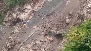 गंगोत्री हाईवे फिर भूस्खलन से बंद, BRO मार्ग खोलने में जुटा,यात्रियों की बढ़ी मुश्किलें