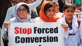 अल्पसंख्यक लड़कियों के जबरन धर्म परिवर्तन और बाल विवाह पर घिरा पाकिस्तान, यूरोपीय सं