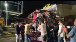 बुंदेलखंड एक्सप्रेसवे पर भीषण सड़क हादसा, ट्रक में पीछे से घुसी खजूर लदी DCM 