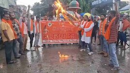 आमिर-गौरी की शादी से बौखलाए हिंदू संगठन, पुतला जलाकर लगाए 'लव जिहाद' का इल्जाम  
