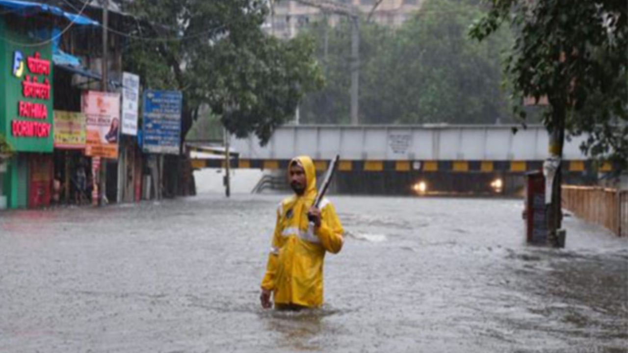 11 जुलाई को देशभर में बारिश का तांडव, IMD ने कई राज्यों के लिए जारी किया रेड और ऑरेंज अलर्ट
