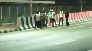 हाईवे पर गुंडागर्दी! ललीतपुर में दबंगों ने दो युवकों को बेरहमी से पीटा, वीडियो हुआ वायरल