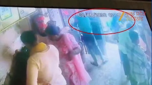 आगरा में दो मंजिला दुकान नाले में समाने का वीडियो, 72 घंटे बाद भी नहीं मिली हादसे की शिकार महिला