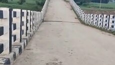 अररिया: कभी भी नदी में समा सकता है परमान नदी का जर्जर पुल, प्रशासन अब भी बेखबर