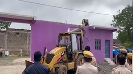 सरकारी चरागाह पर कब्जा पड़ा भारी! जरीन खान का अवैध आशियाना बुलडोजर से जमींदोज