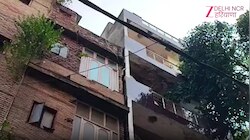 Delhi में 4 साल से तिरछी खड़ी 5 मंजिला बिल्डिंग,मानसून में बड़े हादसे का खतरा 