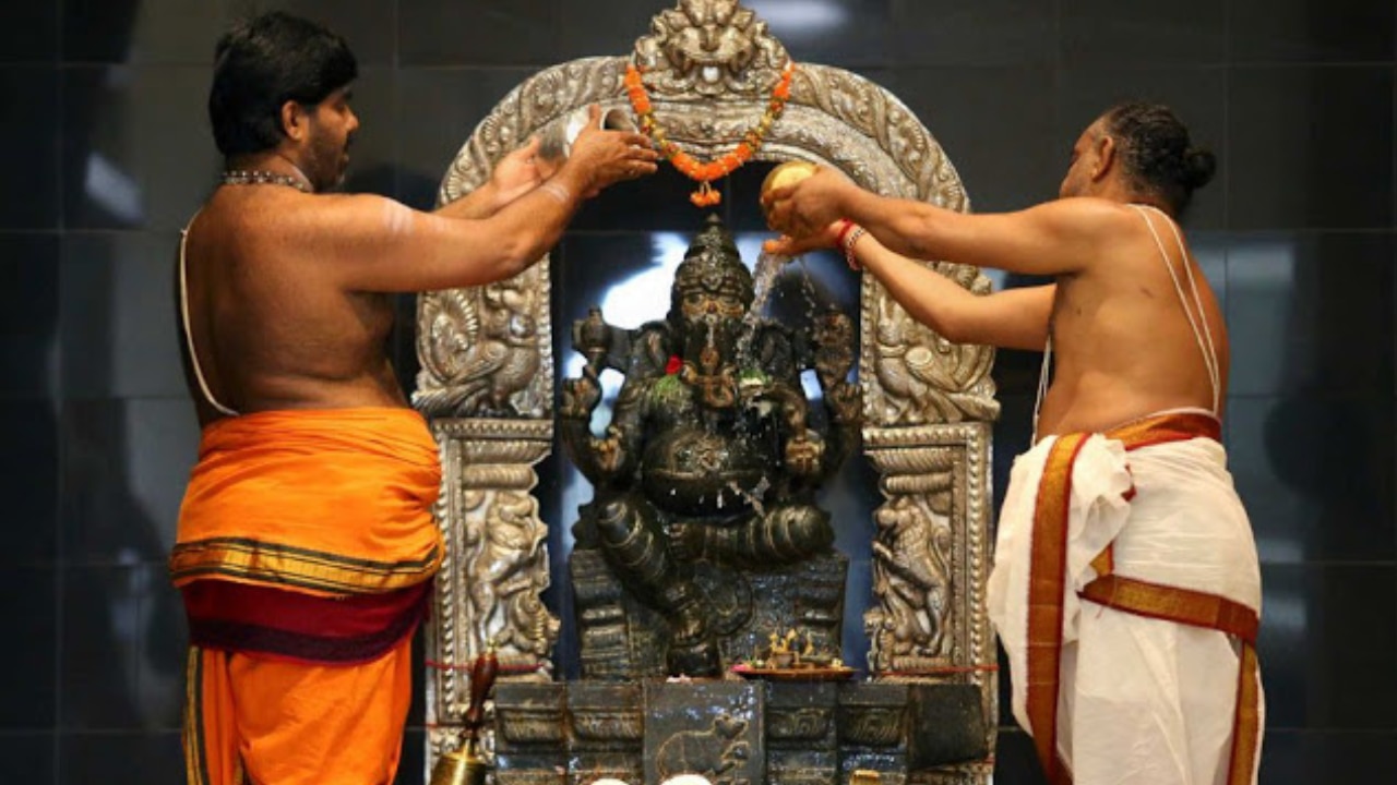 DNA: चोर कोई और लेकिन सजा किसी और को... राम मंदिर में चोरी के बाद अब पुजारियों की जेब पर क्यों लगी पाबंदी?