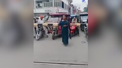 रील का ऐसा भूत... जिंदगी दांव पर! बलिया में बंद रेलवे फाटक के पास महिला ने किया डांस, वीडियो वायरल 