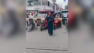 रील का ऐसा भूत... जिंदगी दांव पर! बलिया में बंद रेलवे फाटक के पास महिला ने किया डांस, वीडियो वायरल 