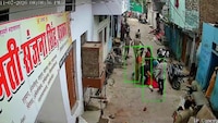 पुलिस के सामने दो गुटों में जमकर मारपीट और पत्थरबाजी, CCTV में कैद पूरा बवाल