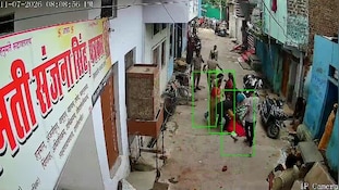 पुलिस के सामने दो गुटों में जमकर मारपीट और पत्थरबाजी, CCTV में कैद पूरा बवाल
