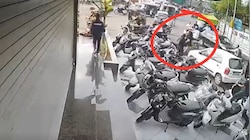 सूरत की सड़क पर हैवानियत! बीच रास्ते पर कार रोककर पत्नी को बालों से घसीटा
