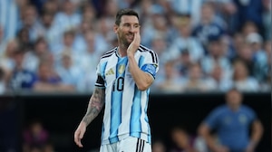 Argentina vs England: क्या सेमीफाइनल से बाहर होंगे लियोनल मेसी? रेफरी के साथ बहस के बाद FIFA का आया ये बड़ा अपडेट