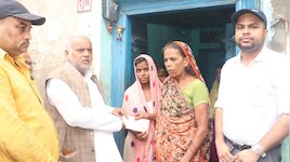 आपदा पीड़ित परिवार से मिले मंत्री श्रवण कुमार, मृतक सूरज कुमार की मां को दिया चेक