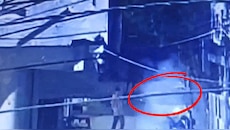 दामाद ने ससुराल में दागे बम और गोलियां चलाईं, CCTV आया सामने; सास से हुआ था झगड़ा