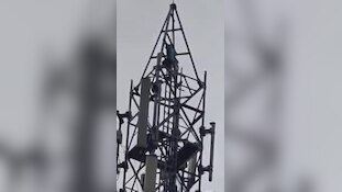 कुशीनगर में 'शोले' स्टाइल ड्रामा! मोबाइल टावर पर चढ़ गई 'बसंती', नीचे 'वीरू' नहीं, पुलिस मनाती रही!