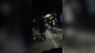 झांसी में महिलाओं का 'रौद्र रूप'! शिकायत पर नहीं हुई सुनवाई, तो खुद पत्थर से तोड़ा शराब दुकान का ताला, बोतलें सड़क पर फेंकी 