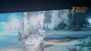 जेसीबी और बाइक की टक्कर, एक की दर्दनाक मौत, दूसरा गंभीर घायल; सामने आया CCTV 
